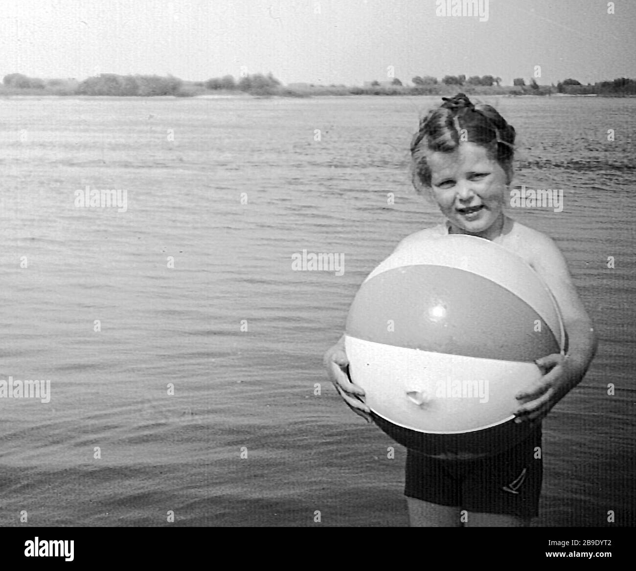 Six-year-old girl with water polo is standing in the Elbe near Hitzacker.  [automated translation] Stock Photo - Alamy