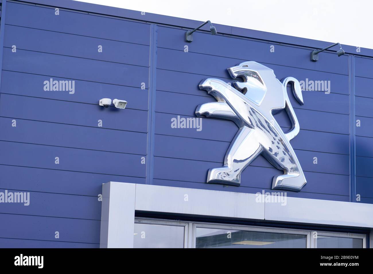 Peugeot Firmenlogo auf dem Auto. Peugeot ist eine französische  Automobilmarke von Stellantis. Lion-Logo auf dem Auto Stockfotografie -  Alamy