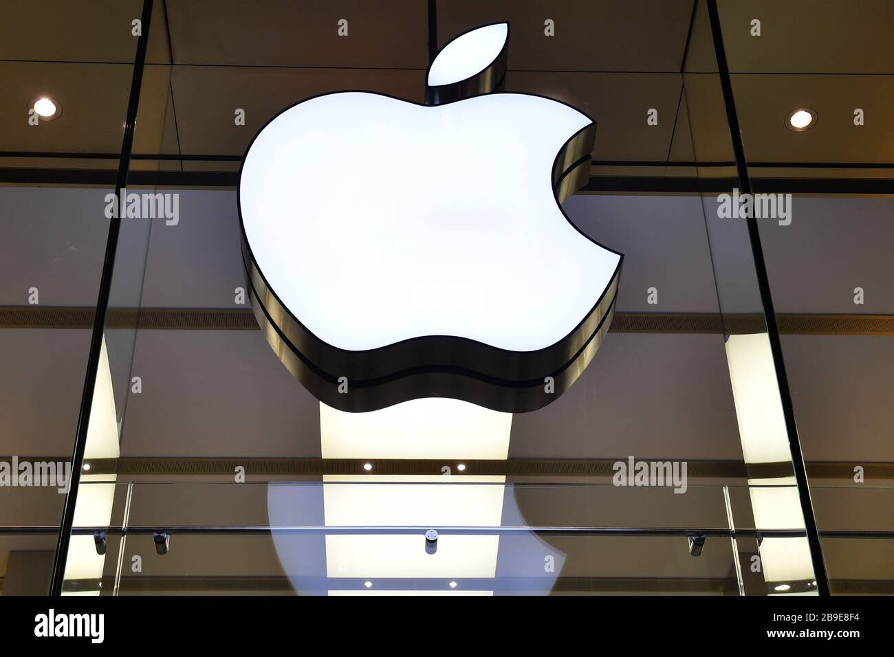 Apple logo, apple at APPLE STORE in Rosenstrasse in Munich ...
