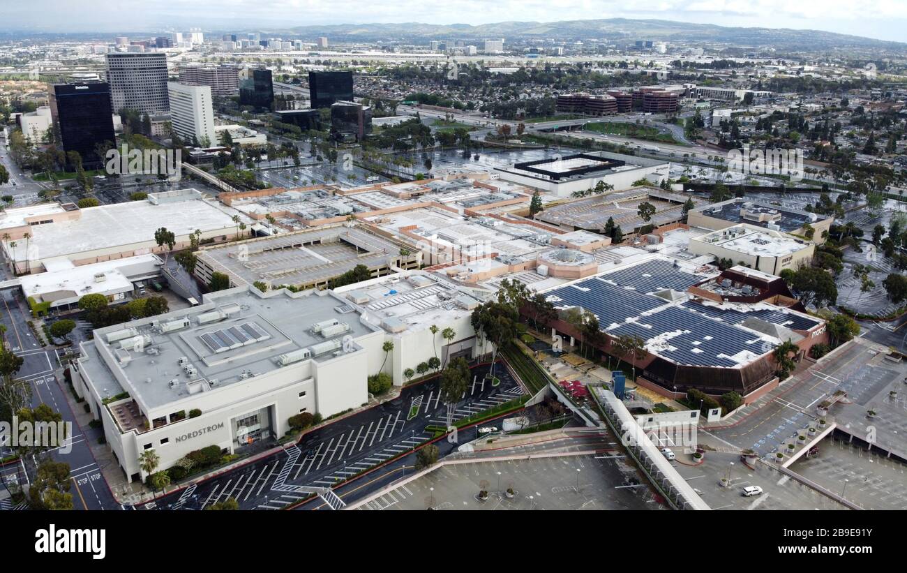 General overall aerial view of the closed South Coast Plaza, Thursday,  March 19, 2020, in Costa Mesa, Calif. amid the global coronvirus COVID-19  pandemic. (Photo by IOS/Espa-Images Stock Photo - Alamy