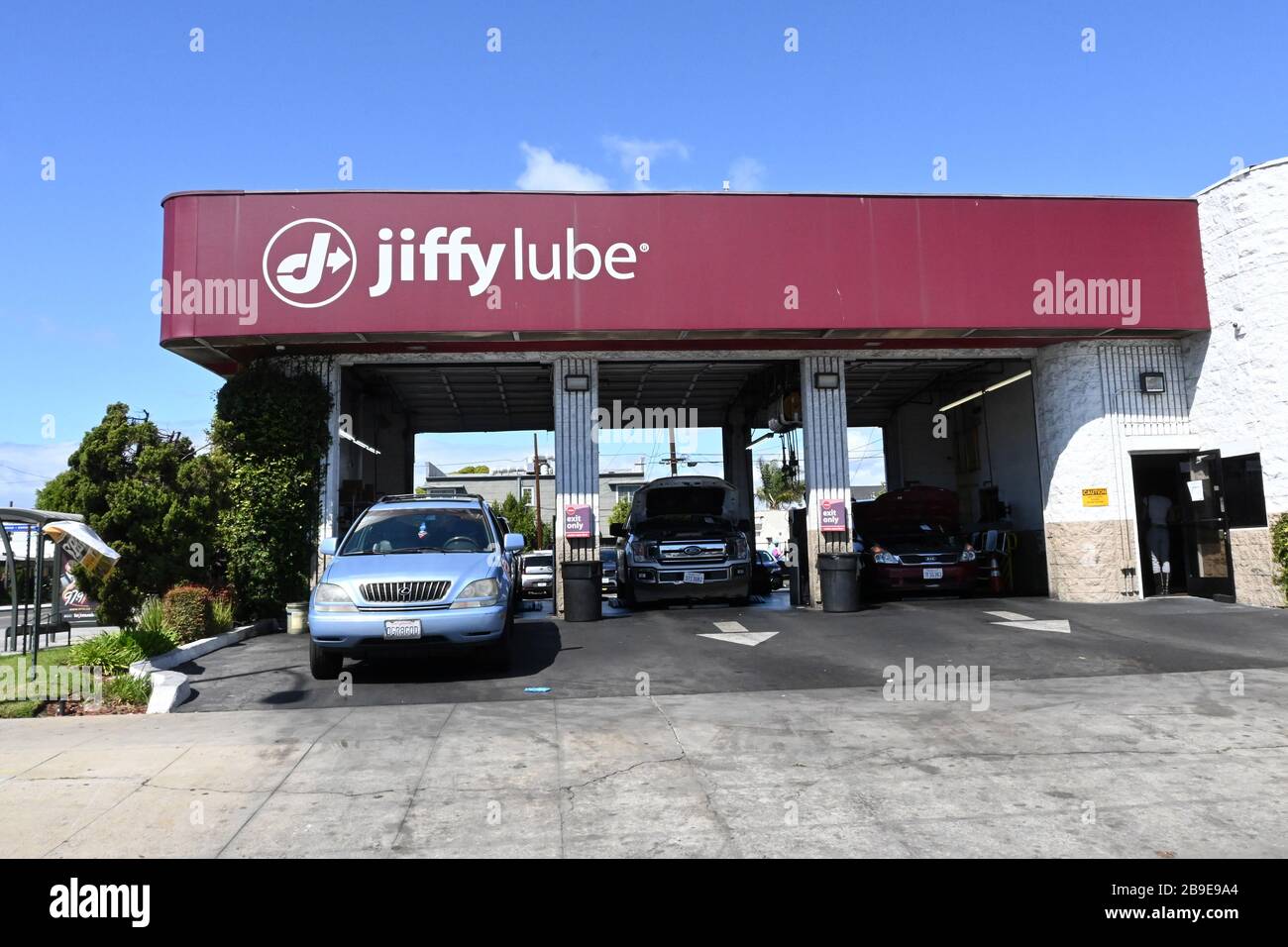 Jiffy lube hires stock photography and images Alamy