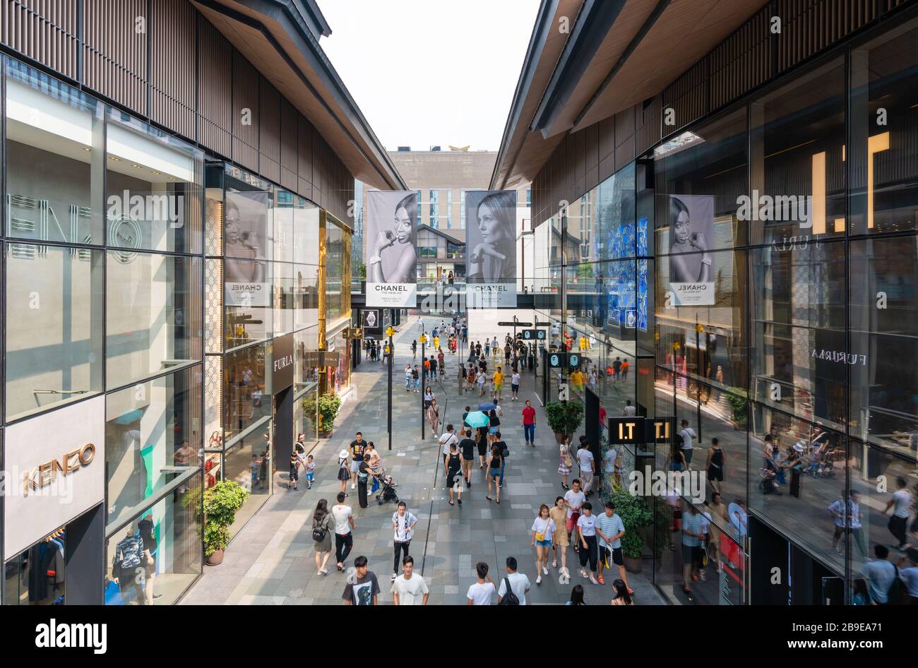 People at Taikoo Li shopping complex in Chengdu Stock Photo - Alamy