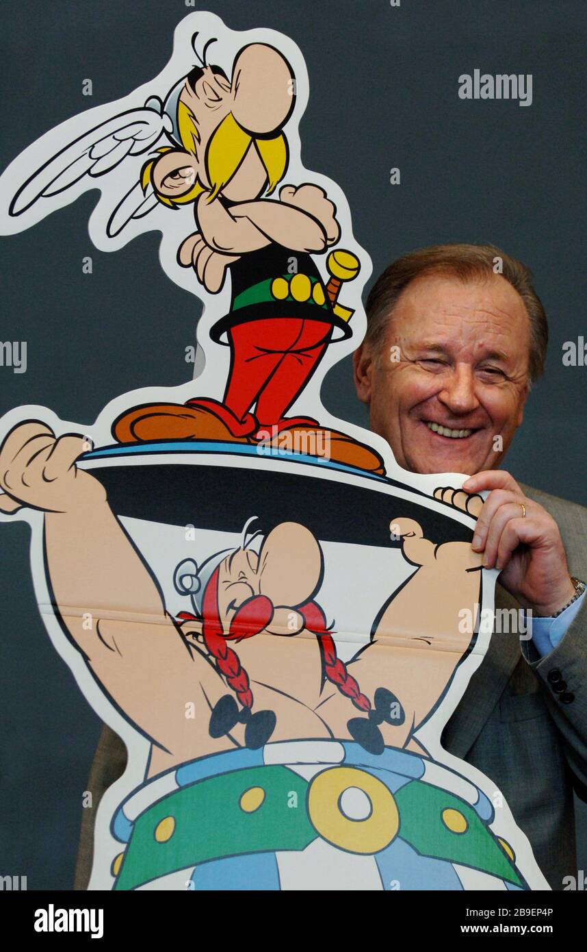 On Friday (October 21, 2005), the French illustrator Albert Uderzo will be standing next to a display at the Frankfurt Book Fair that shows his world-famous figures Asterix and Obelix. In September the 33rd volume with the title 'Gaul in danger' was published. More than 7000 publishers from all over the world will be showing their new publications and classics from all areas of literature at the world's largest book show until October 23. Photo: Arne Dedert dpa/lhe     (c) dpa - Report     | usage worldwide Stock Photo
