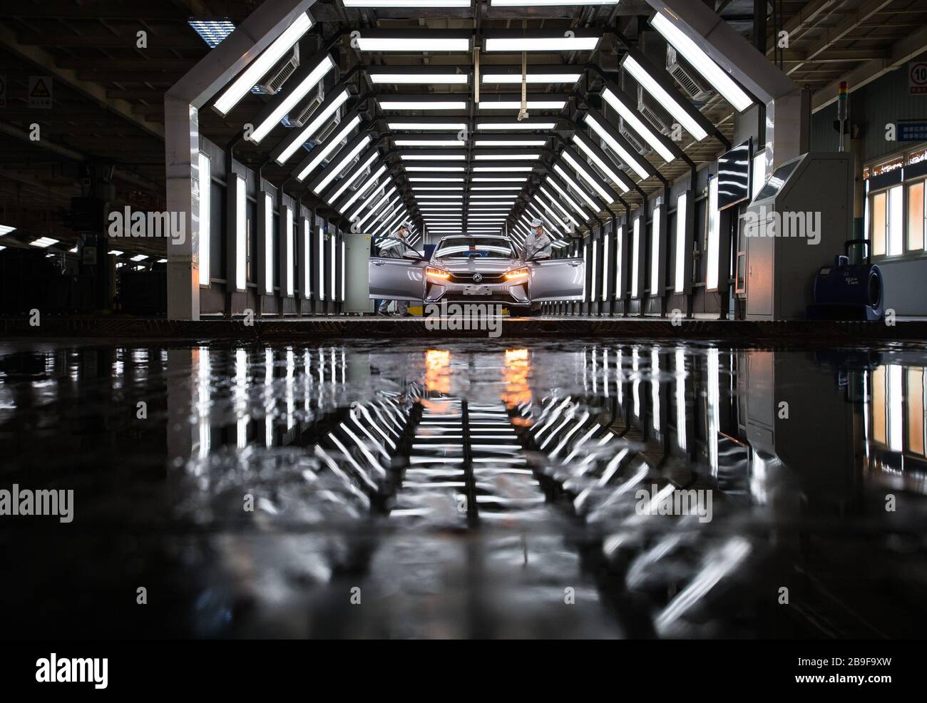 Wuhan, China's Hubei Province. 24th Mar, 2020. Workers are busy on the production lines at the workshop of Dongfeng Passenger Vehicle Company in Wuhan, central China's Hubei Province, March 24, 2020. TO GO WITH 'Xinhua Headlines: A reviving Wuhan with the pace of spring' Credit: Xiao Yijiu/Xinhua/Alamy Live News Stock Photo