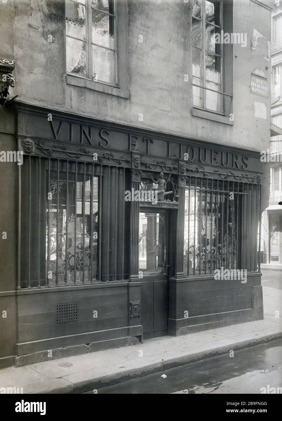 STREET WHITE-COATS Rue des Blancs-Manteaux, angle rue des Archives, boutique à l'Homme Armé. Paris (IVème arr.). Photographie de Charles Lansiaux (1855-1939). Paris, musée Carnavalet. Stock Photo