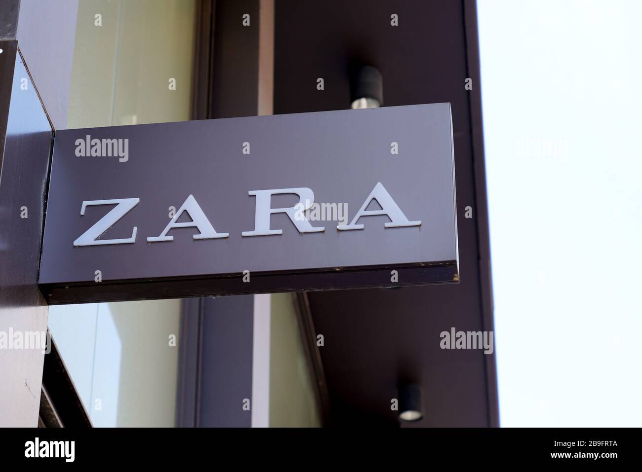 Zara clothes hi-res stock photography and images - Page 10 - Alamy
