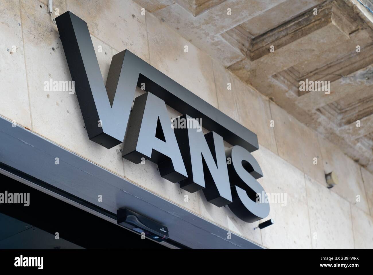 Bordeaux , Aquitaine / France - 10 28 2019 : Vans logo shop sign American  manufacturer store shoes based in California Stock Photo - Alamy