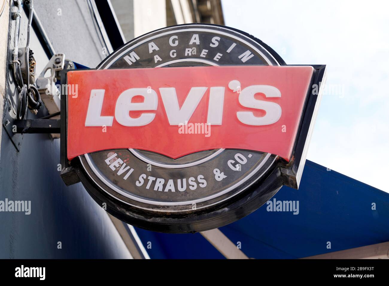 Bordeaux , Aquitaine / France - 11 13 2019 : Levi's Jeans Sign and Logo  levis store levi strauss french shop Stock Photo - Alamy