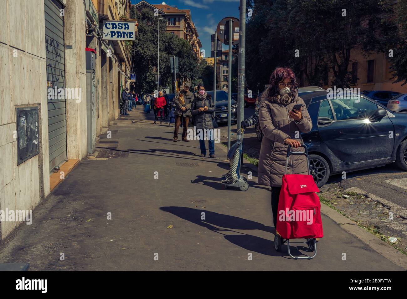 Queuing for grocery shopping (Rome at the time of Covid 19 Stock Photo