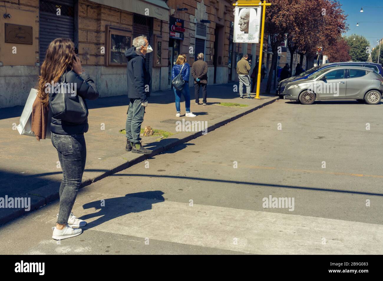 Queuing for grocery shopping (Rome at the time of Covid 19 Stock Photo