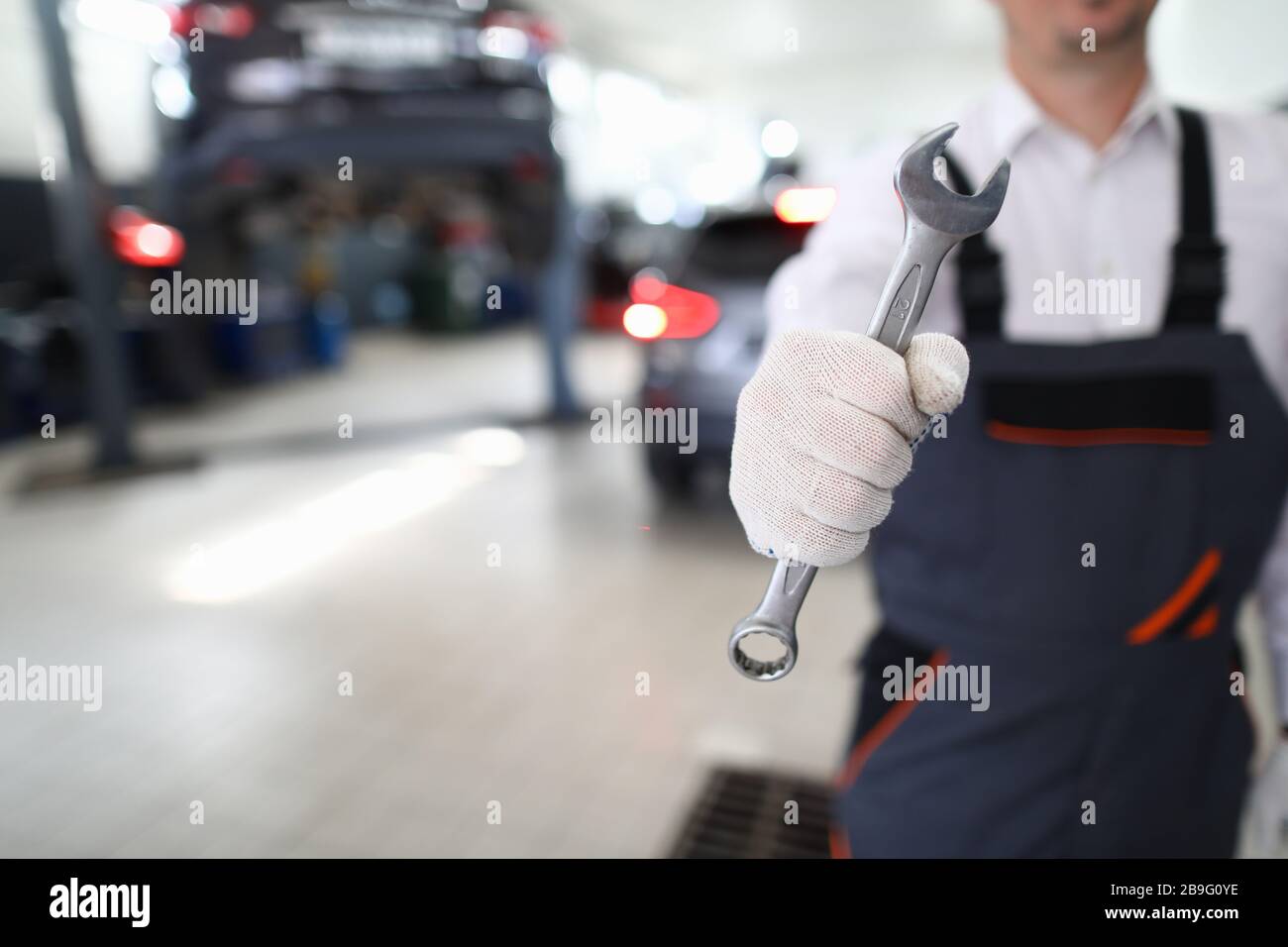 Equipment to repair damaged vehicle Stock Photo Alamy