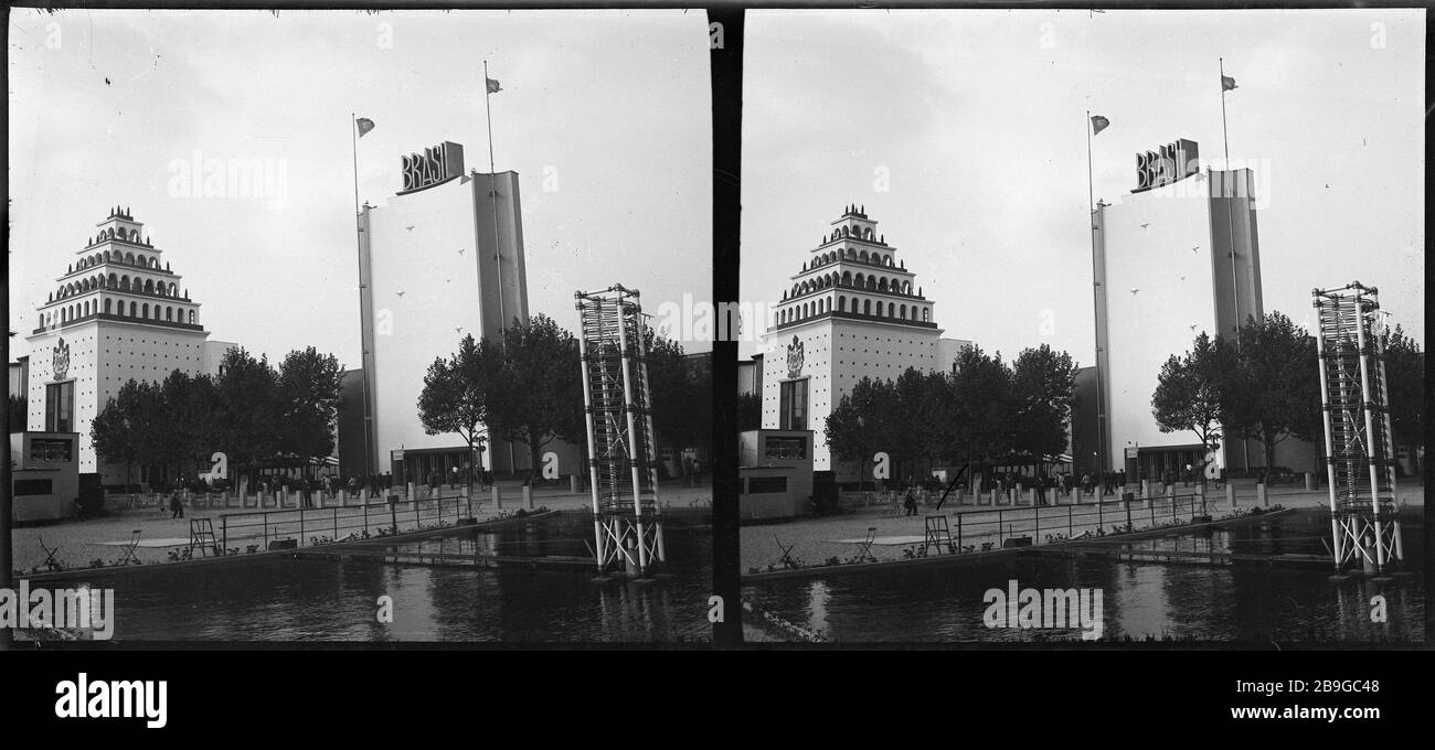 FLAG OF BRAZIL, VIEW FROM THE SEINE, INTERNATIONAL EXHIBITION 1937 Pavillon du Brésil, vue depuis de la Seine, exposition Internationale de 1937. Paris, 1937. Vue stéréoscopique anonyme. Paris, musée Carnavalet. Stock Photo