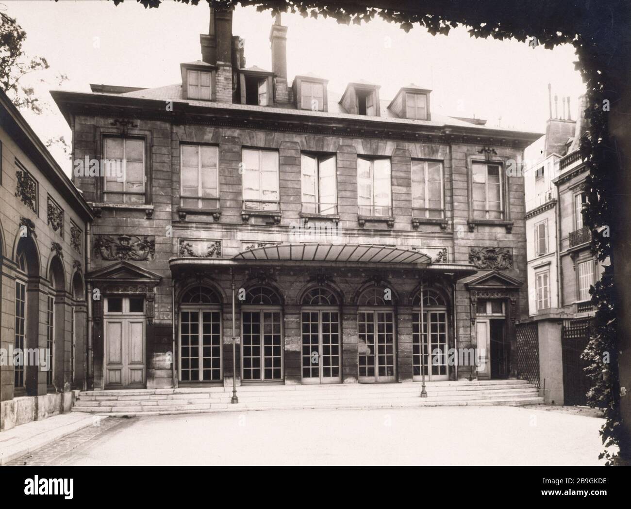 MASS HOTEL Façade de l'hôtel Massa, 111, rue de la Boétie. Paris, musée  Carnavalet Stock Photo - Alamy