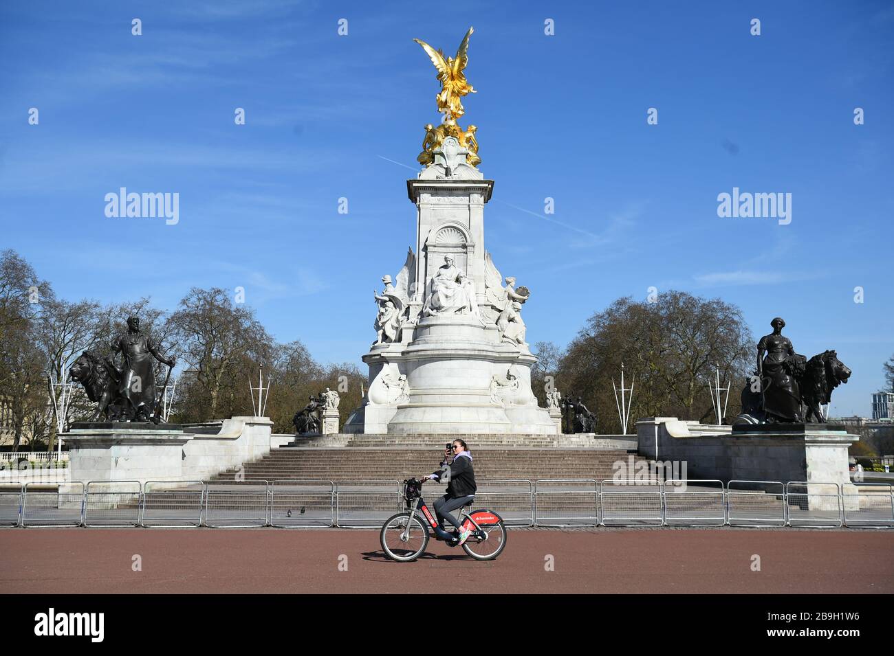 Victoria Memorial looking empty in London, the day after Prime Minister Boris Johnson put the UK in lockdown to help curb the spread of the coronavirus. Stock Photo