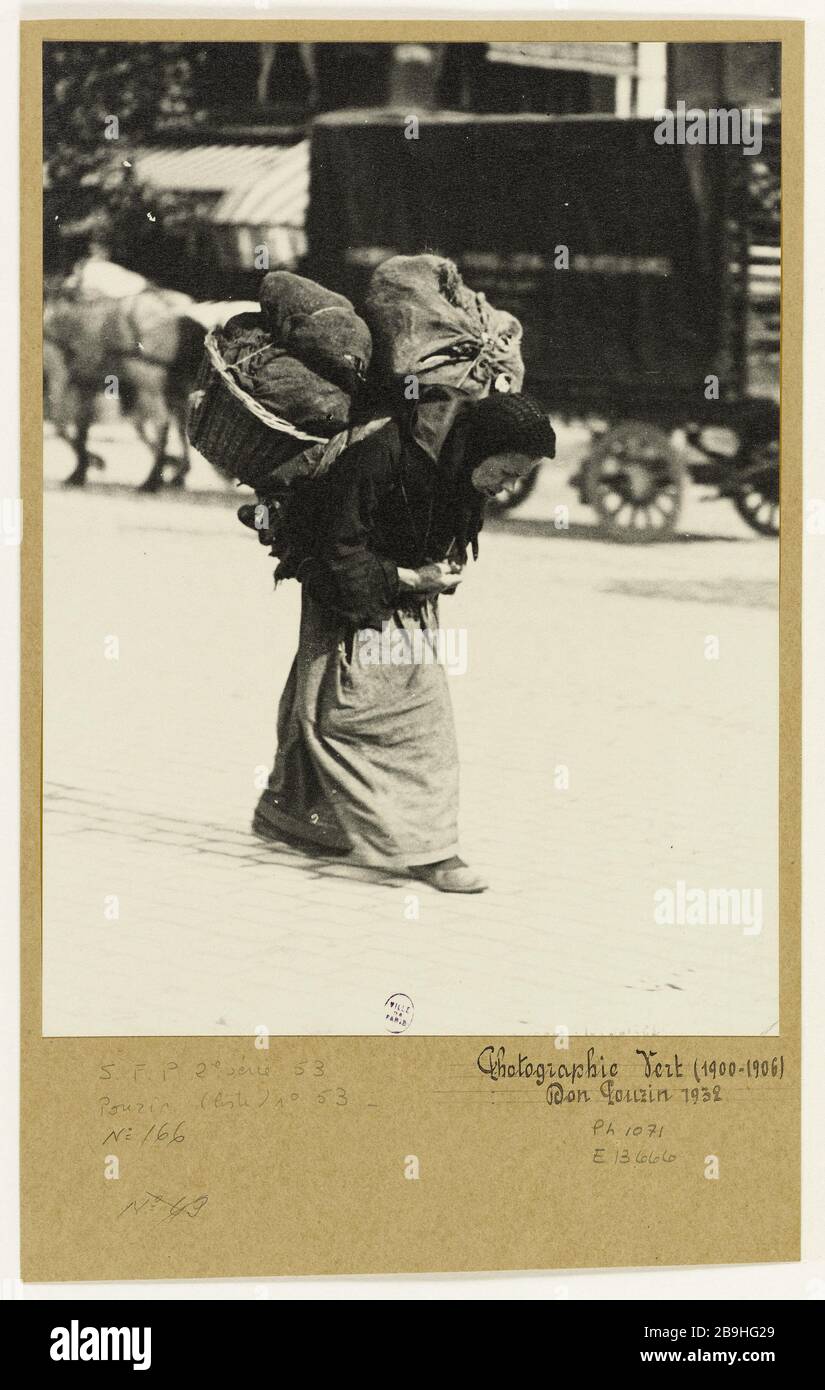 CHIFFONNIERE "Chiffonnière". Photographie de Louis Vert (1865-1924). Paris,  musée Carnavalet Stock Photo - Alamy