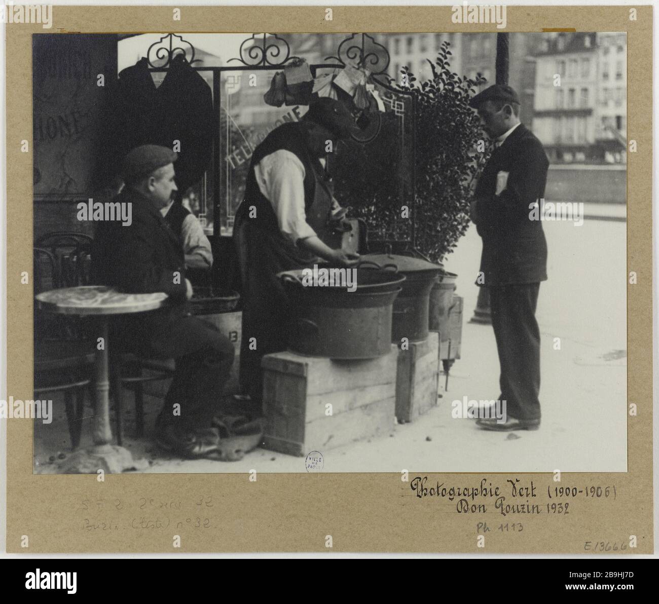 Merchant Brown Marchand de marrons. Photographie de Louis Vert (1865-1924). Gélatino-bromure sur papier velours. Entre 1900 et 1906. Paris, musée Carnavalet. Stock Photo