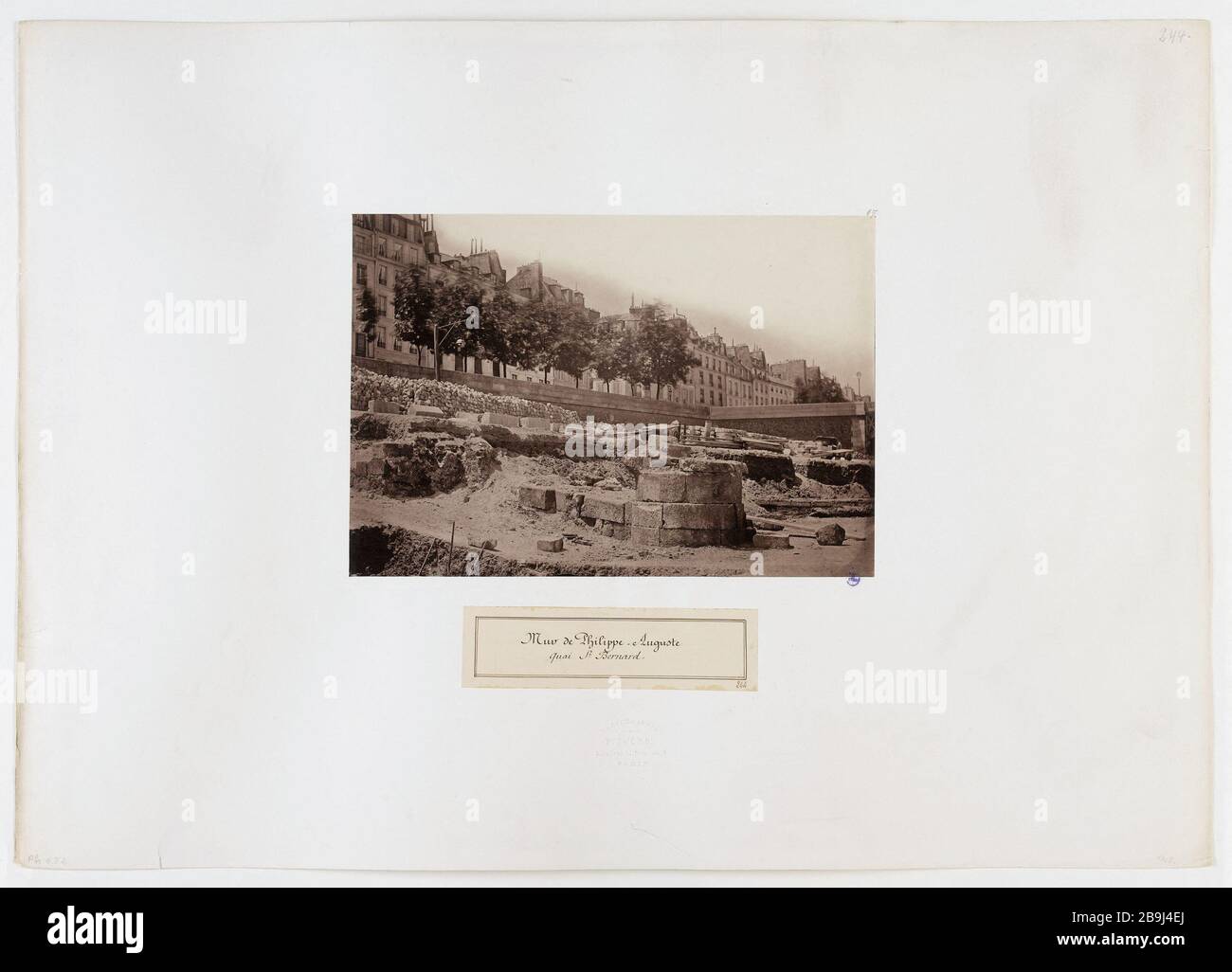 WALL PHILIPPE-AUGUSTE (DOCK ST BERNARD) PARIS Mur de Philippe-Auguste (quai Saint-Bernard). Paris (Vème arr.), 1869-1902. Photographie de Pierre Emonts ou Emonds (1831-1912). Paris, musée Carnavalet. Stock Photo