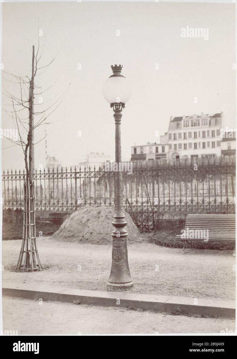 ALBUM FURNITURE Charles Marville (1813-1879). 'Album mobilier urbain : Réverbère', vers 1865. Paris, musée Carnavalet. Stock Photo