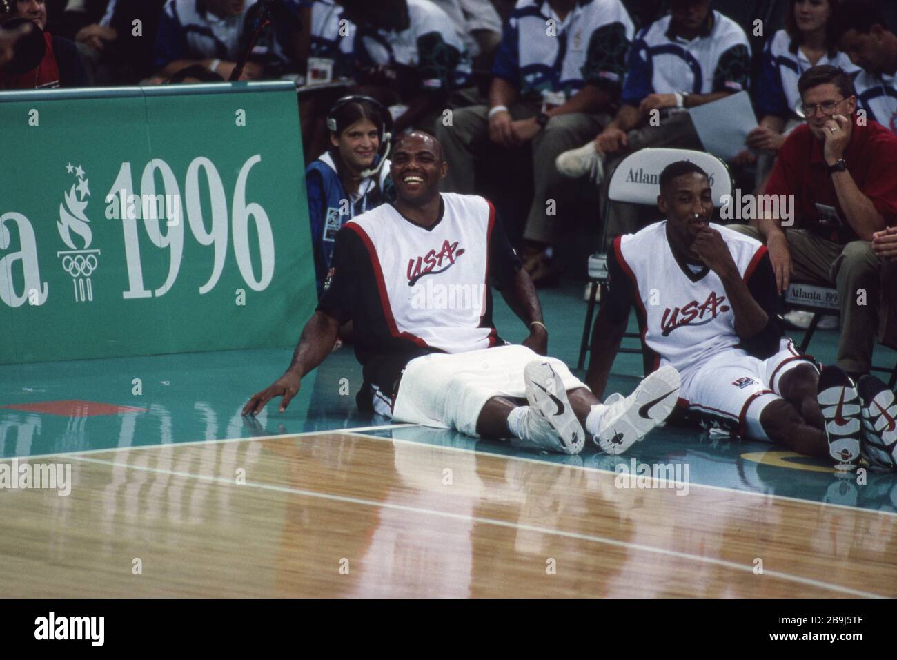 firo: 22.07.1996 Sport, basketball, men, men's Olympics, Summer Olympics Olympics, Atlanta, 96, 1996, old pictures, USA wins the gold medal USA - Argentina 96:68 Charles Wade Barkley, sits, on the ground, throw more than 20,000 points in the NBA, Hall of Fame | usage worldwide Stock Photo