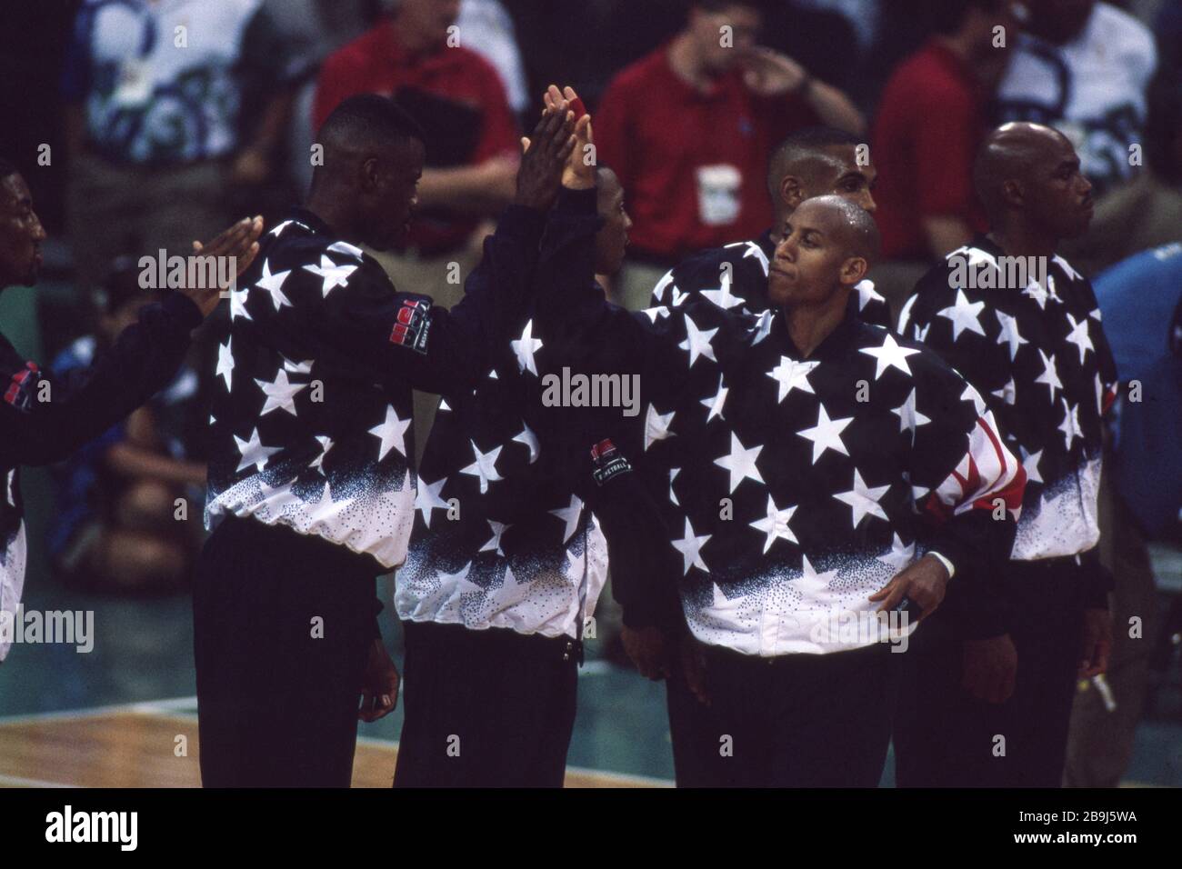 firo: 22.07.1996 Sport, basketball, men, men Olympics, Summer Olympics Olympics, Atlanta, 96, 1996, old pictures, USA wins the gold medal USA - Argentina 96:68 team meeting, Dream Team 3 | usage worldwide Stock Photo