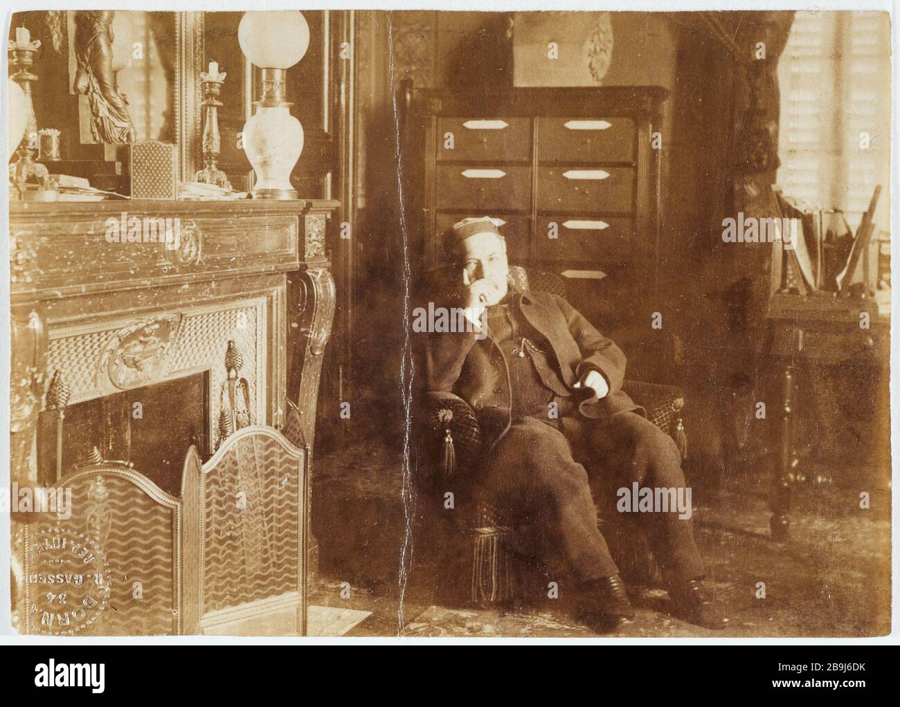 PORTRAIT OF LOUIS SHEPHERD SITTING IN HIS WHEELCHAIR 'Portrait de Louis Pasteur assis dans un fauteuil, vers 1890'. Photographie de Jules Dornac. Paris, musée Carnavalet. Stock Photo