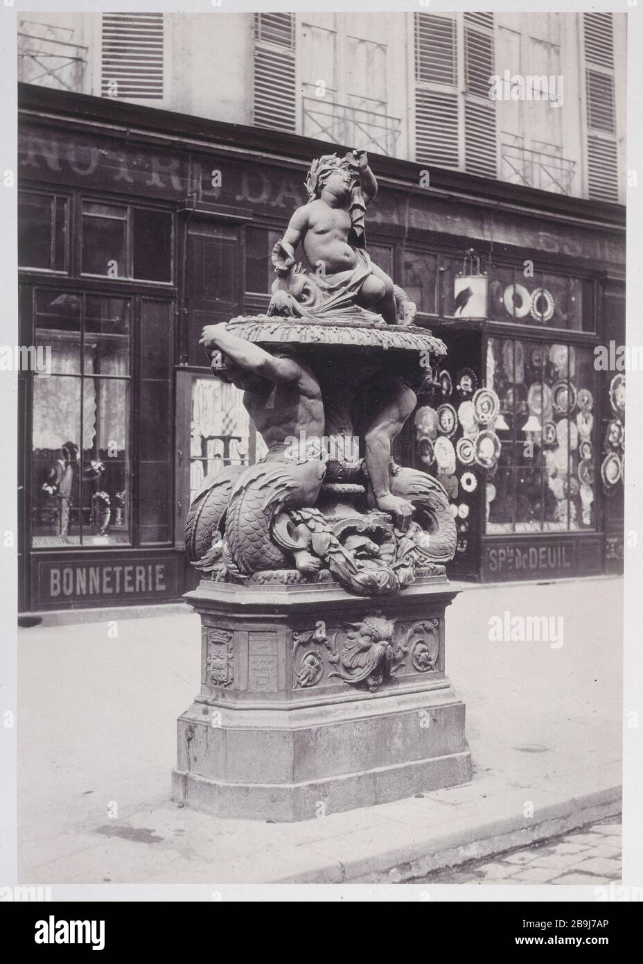 FOUNTAIN CAST Fontaine en fonte, numéro 2, rue du Faubourg Saint-Martin. Paris (Xème arr.). Photographie de Charles Marville (1813-1879). Paris, musée Carnavalet. Stock Photo