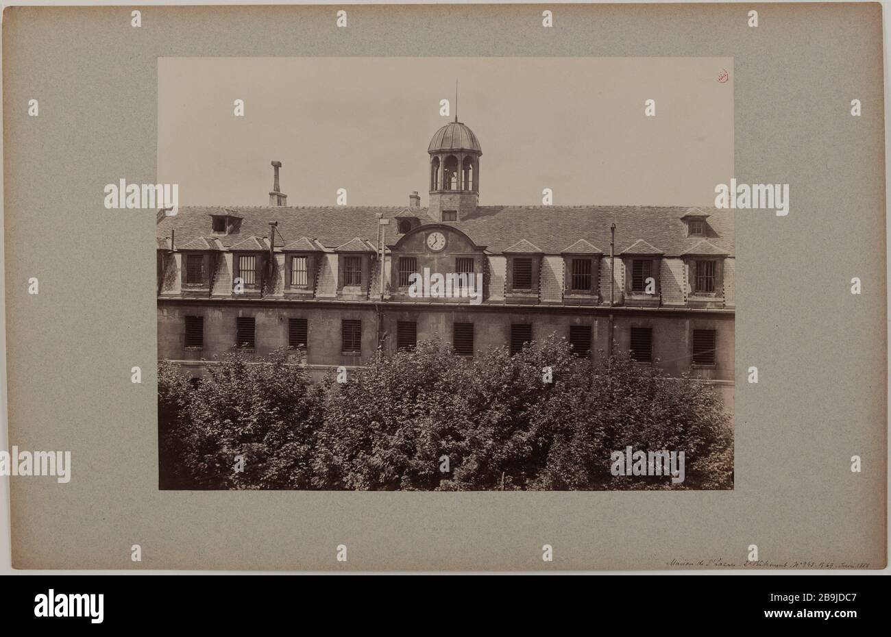 House of St. Lazare. 2nd building. Prison Saint-Lazare, for the 2nd building of the first court, 10th arrondissement, Paris Prison de Saint-Lazare, vue du 2ème bâtiment de la première cour. Paris (Xème arr.). Photographie de Pierre Emonts (1831-1912). Papier albuminé. 1888. Paris, musée Carnavalet. Stock Photo