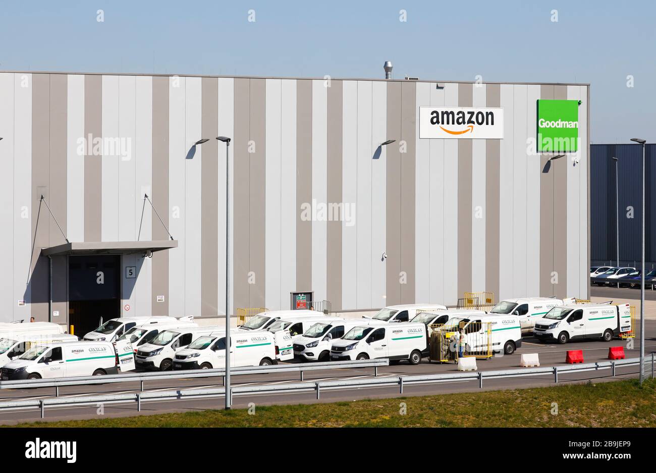 Duisburg, Ruhr area, North Rhine-Westphalia, Germany - Amazon distribution centre, Amazon Duisburg DNW4, parcel deliverers from Onway Logistics delive Stock Photo