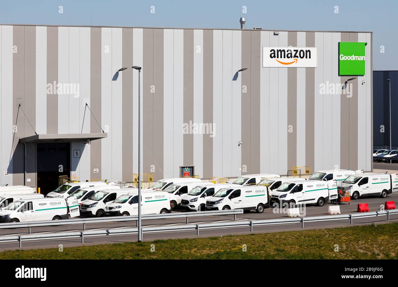 Duisburg, Ruhr area, North Rhine-Westphalia, Germany - Amazon distribution centre, Amazon Duisburg DNW4, parcel deliverers from Onway Logistics delive Stock Photo