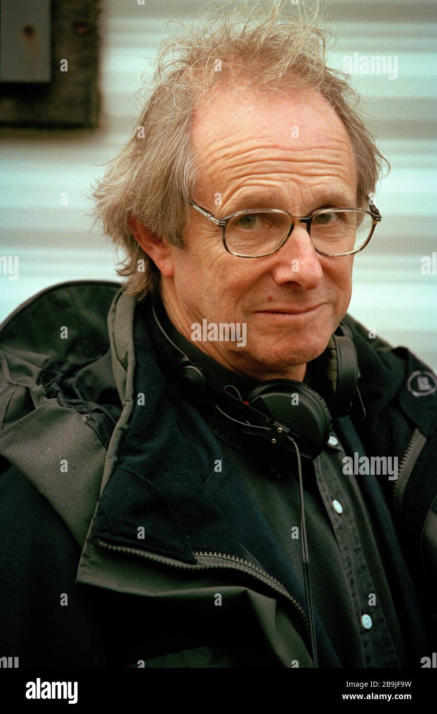 Film director Ken Loach on the set of his movie Sweet Sixteen, in Port Glasgow, Scotland. 2001 Stock Photo