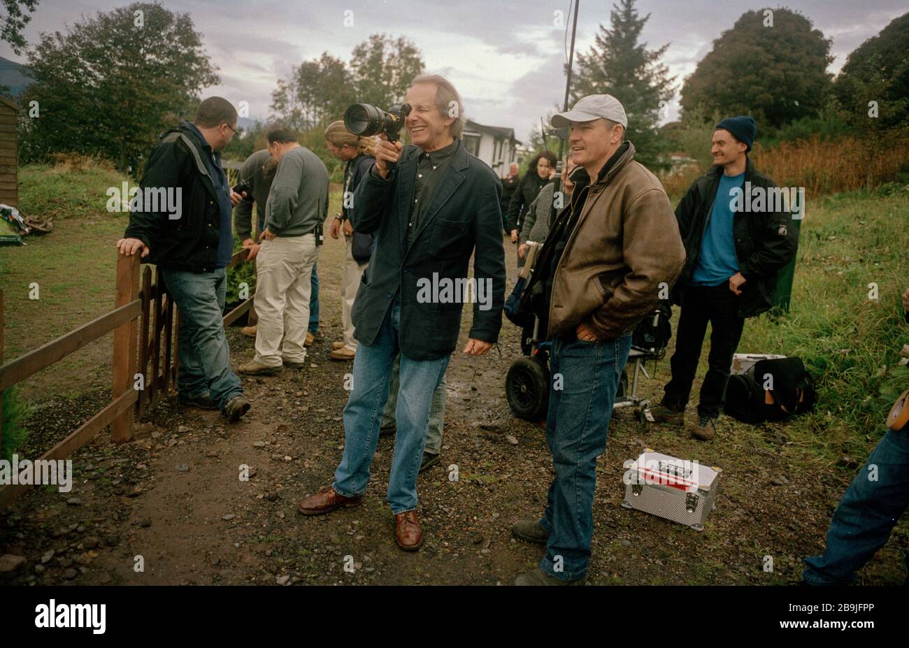 Film director Ken Loach on the set of his movie Sweet Sixteen, in Port Glasgow, Scotland. 2001 Stock Photo