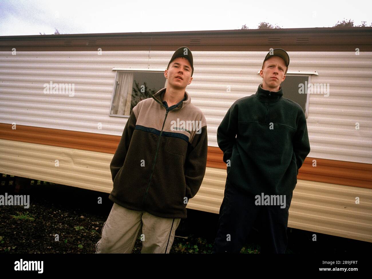Martin Compston and William Ruane, actors, on the set of movie Sweet Sixteen, in Port Glasgow, Scotland. 2001 Stock Photo