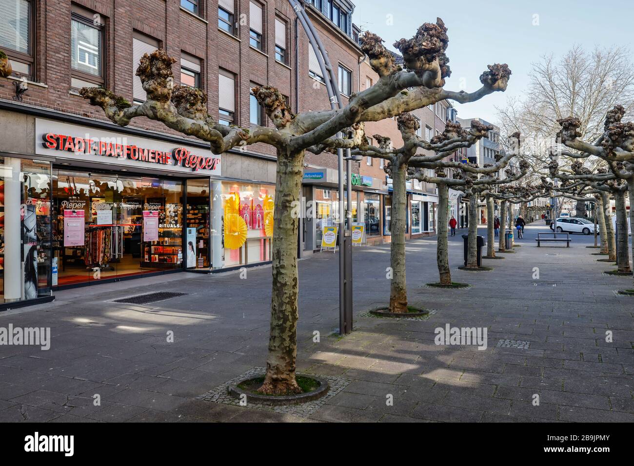 23.03.2020, Viersen, Lower Rhine, North Rhine-Westphalia, Germany - contact ban due to corona pandemic, on Monday deserted shopping street with closed Stock Photo