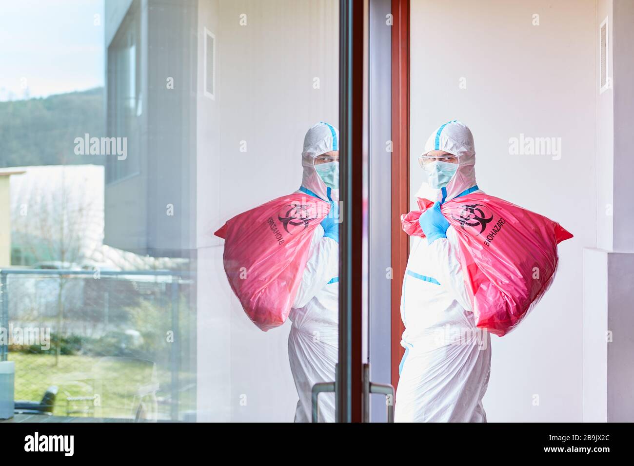 Contaminated special waste Waste disposal by cleaning staff in protective clothing in a clinic