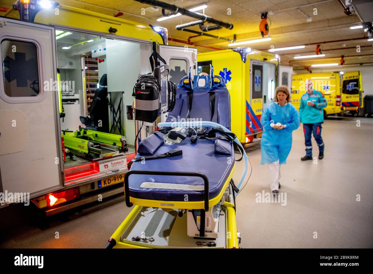 Paramedics with a stretcher hi-res stock photography and images - Alamy