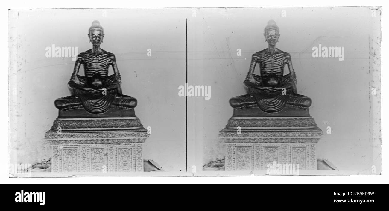 Statue of fasting Buddha in Phra Rabiang of Wat Benchamabophit Dusitwanaram Ratchaworawihan in Bangkok, Thailand. Prince Damrong Rajanubhab on behalf of king Chulalongkorn had collected about 50 Buddha status from all over Thailand which were place in the gallery of the temple. Stereoscopic photograph from around 1910. Photograph on dry glass plate from the Herry W. Schaefer collection. Stock Photo