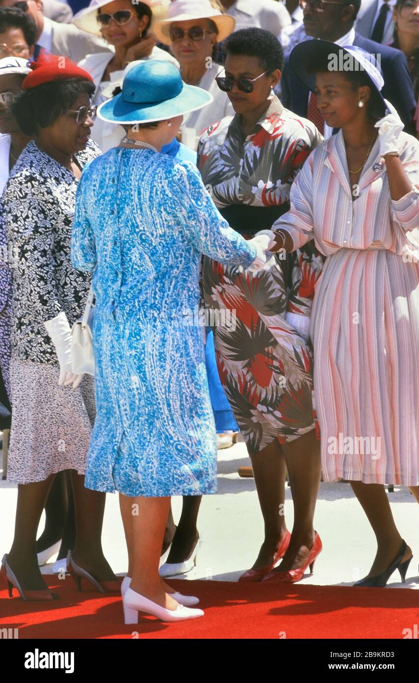 Queen Elizabeth II visit to Queen's College to officiate at a stone ...