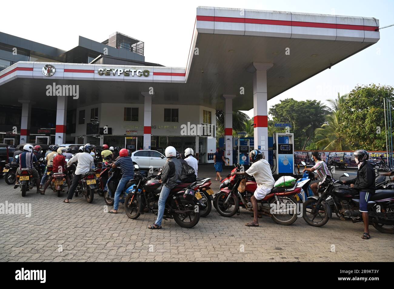 ost Mand Uforenelig Colombo, Sri Lanka. 24th Mar, 2020. Motorcyclists queue up to refuel at a  gas station when a curfew is lifted temporarily for people to re-stock on  essential items in Colombo, Sri Lanka,