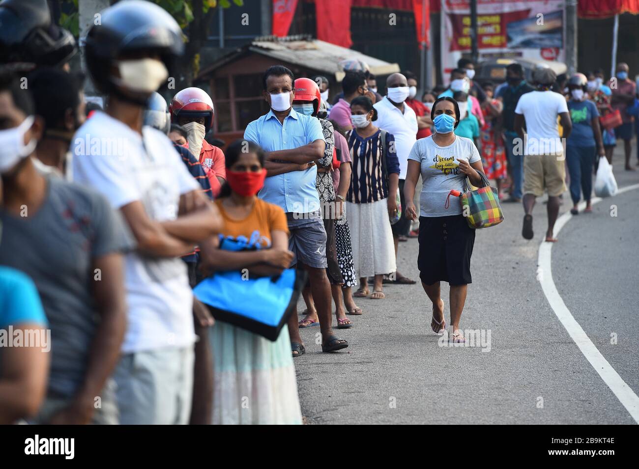 Colombo Sri Lanka 24th Mar 2020 Customers Queue Up To Do Shopping When A Curfew Is Lifted Temporarily For People To Re Stock On Essential Items In Colombo Sri Lanka March 24 2020
