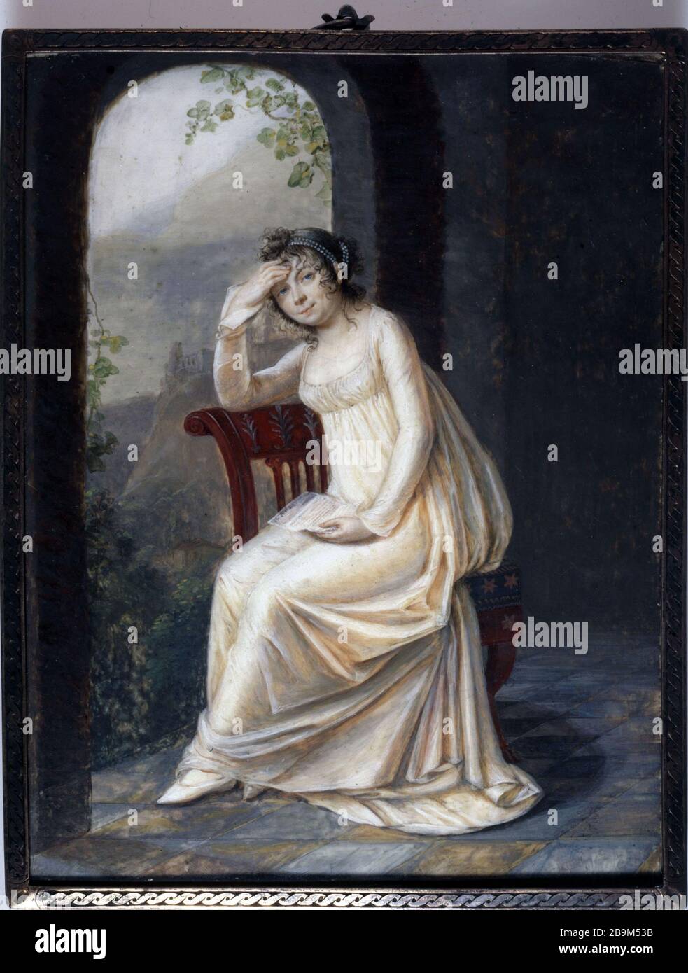 PORTRAIT IN FOOT WOMAN SITTING ON A CHAIR Antoine Berjon (attribué à, 1754-1843). 'Portrait en pied de femme assise sur une chaise devant une ouverture sur un paysage escarpé, tenant une lettre, miniature rectangulaire dans un cadre à monture en métal à motif de cordelette vers 1800'. Aquarelle, gouache et huile sur ivoire. Paris, musée Cognacq-Jay. Stock Photo