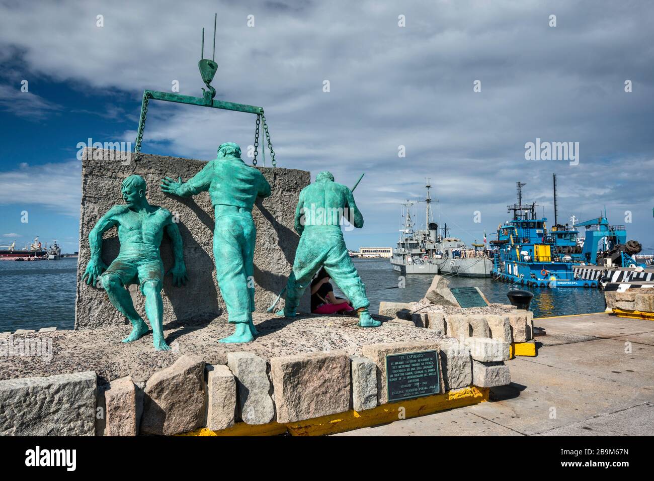 El Esfuerzo (The Effort), sculpture by Humberto Peraza, 2002, at jetty in port of Veracruz, Mexico Stock Photo