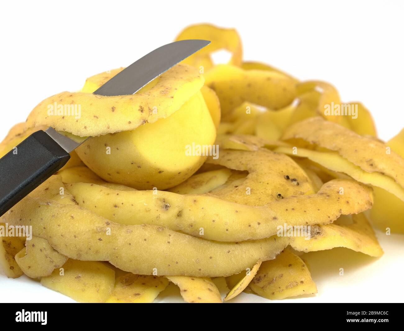 https://c8.alamy.com/comp/2B9MC6C/peeled-potatoes-and-kitchen-knife-against-white-background-2B9MC6C.jpg