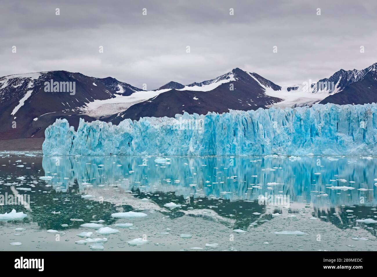 Monacobreen, glacier in Haakon VII Land which debouches into Liefdefjorden, Spitsbergen / Svalbard, Norway Stock Photo