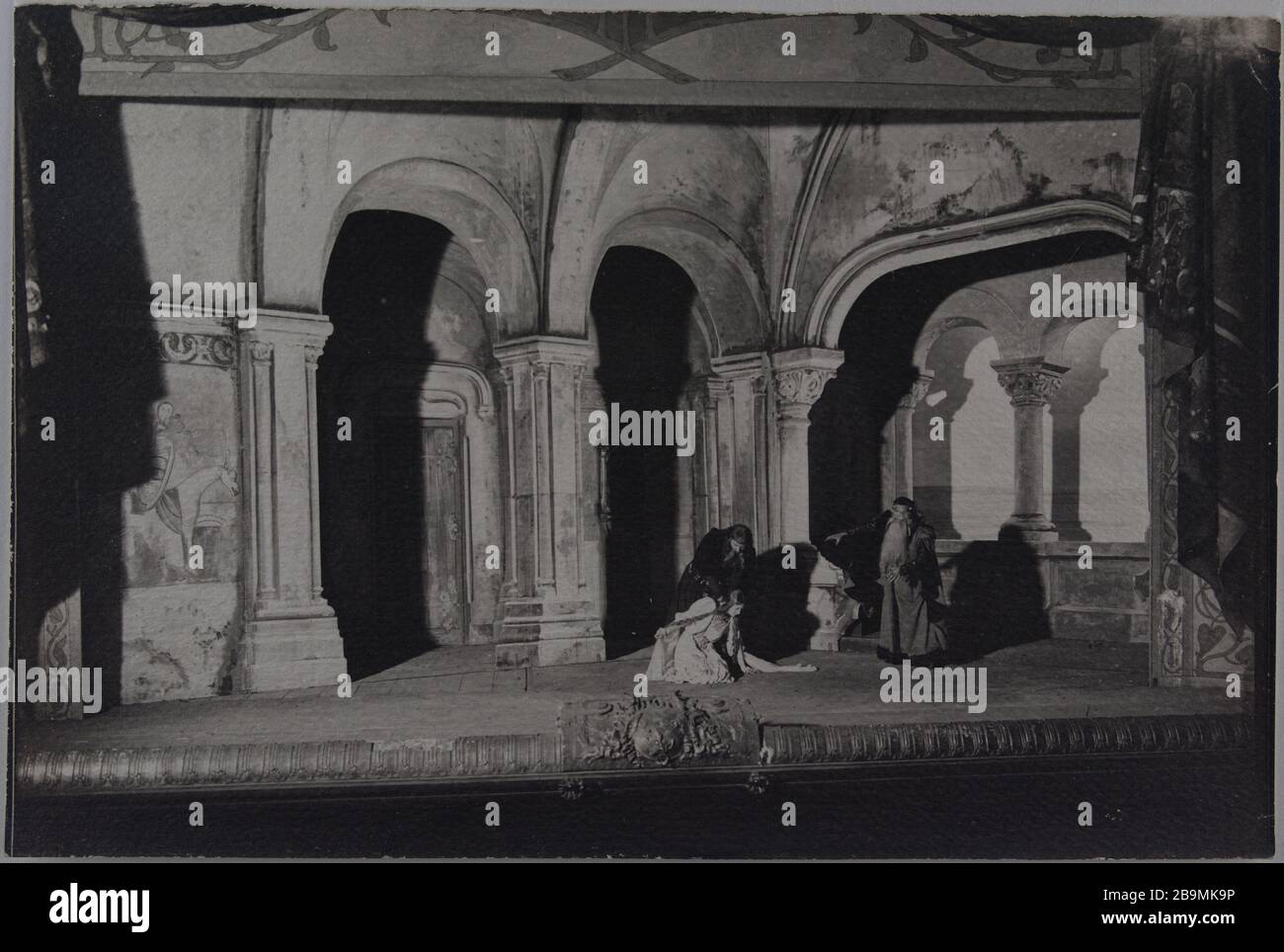 Albert Lambert and Mounet Sully in the roles of Otbert and Job, Julia Bartet in the role of Regina, Part 2, Scene 4, The Burgraves Comédie-French, Paris Les Burgraves, drame historique de Victor Hugo. Albert Lambert (1865-1941) et Mounet-Sully (1841-1916) dans les rôles d'Otbert et de Job, IIème partie, scène 4. Comédie-Française, Paris. 1902. Photographie anonyme. Paris, Maison de Victor Hugo. Stock Photo