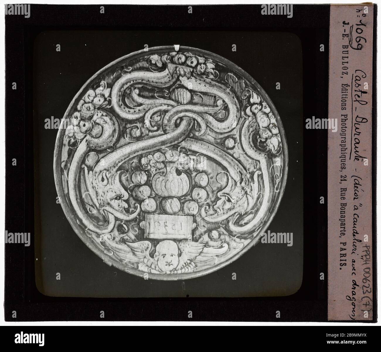 Italian tiles. Flat dragons Faïences italiennes. 'Plat aux dragons'. Plaque de projection noir et blanc. 1900-1930. Photographie de Jacques-Ernest Bulloz (1858-1942). Musée des Beaux-Arts de la Ville de Paris, Petit Palais. Stock Photo