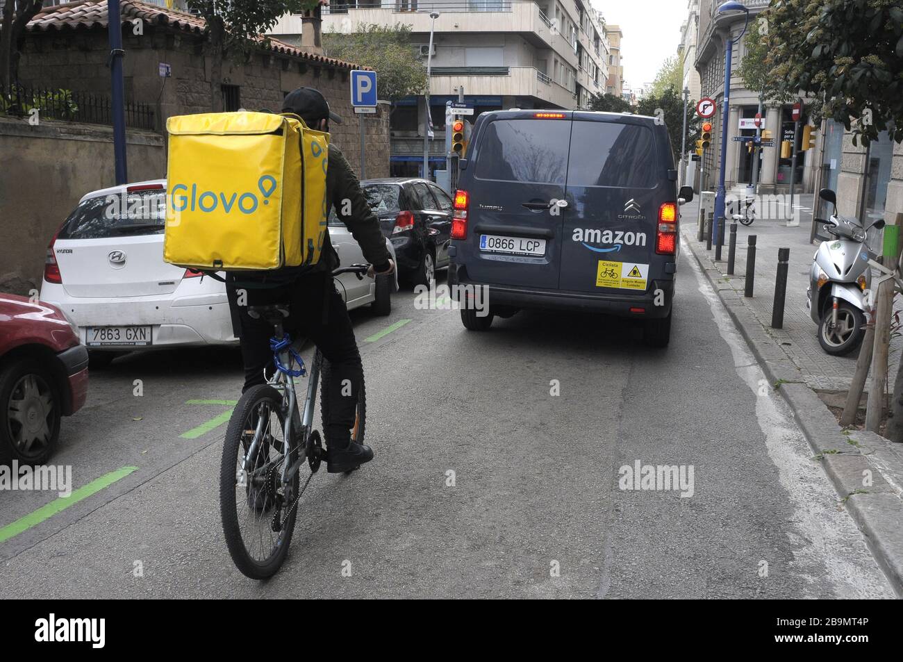 Glovo delivery service running on Barcelona city ful time. coronavirus,  Covid 19, prevention coronavirus, Amazon van delivery Stock Photo - Alamy