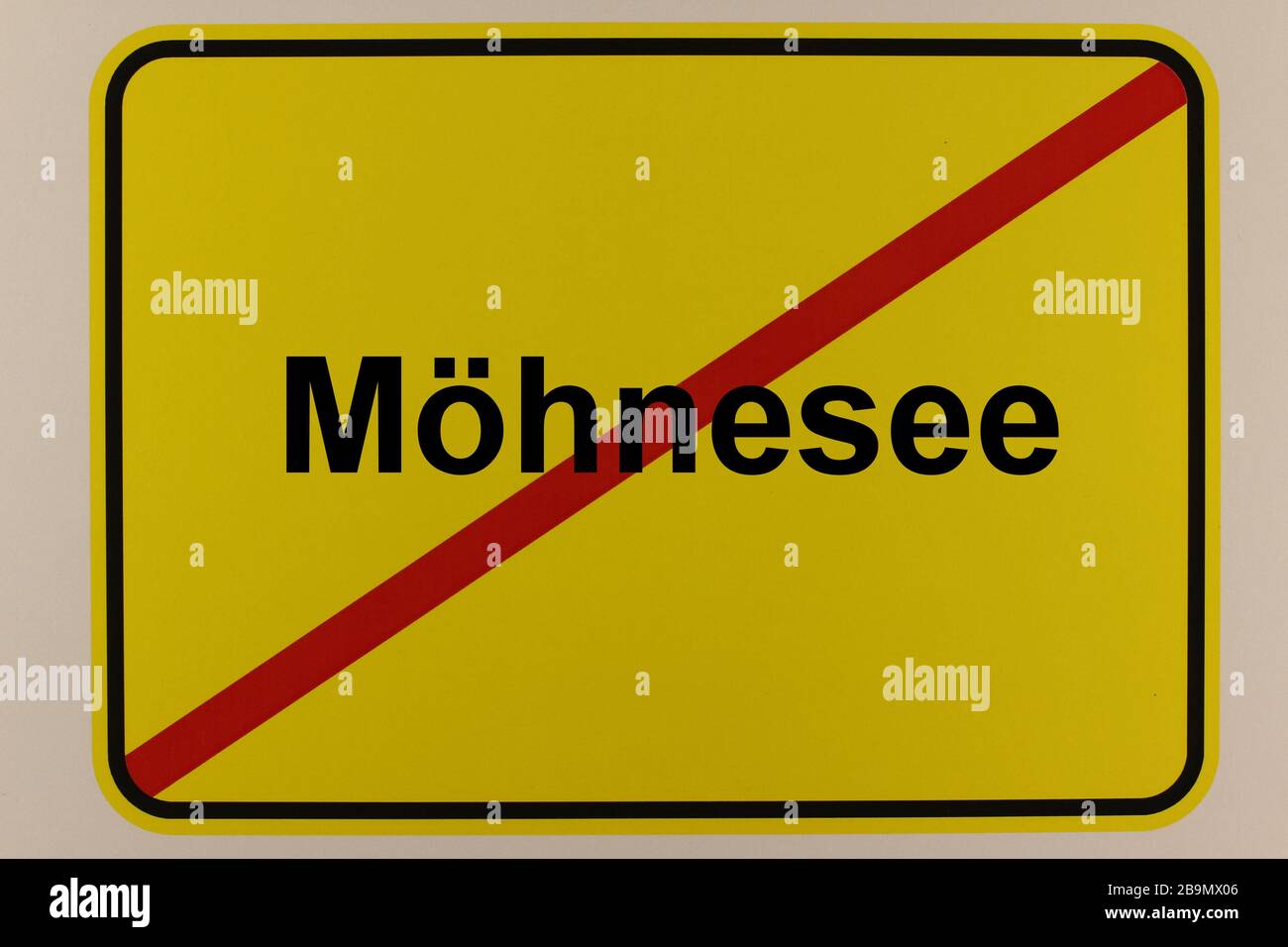 Illustration eines Ortsausgangsschildes mit dem Schriftzug 'Möhnesee' Stock Photo