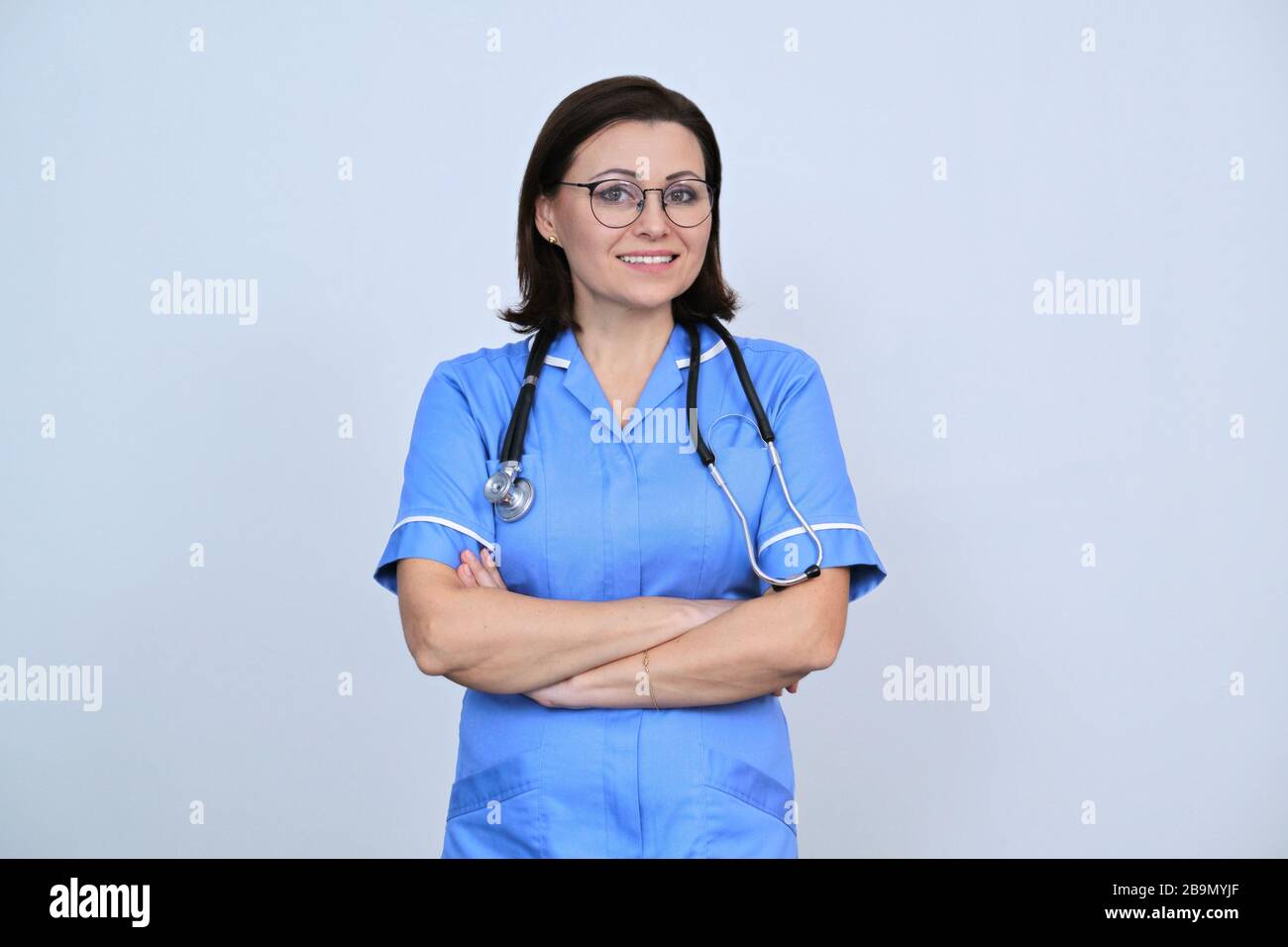 Woman in medical blue uniform hi-res stock photography and images - Alamy