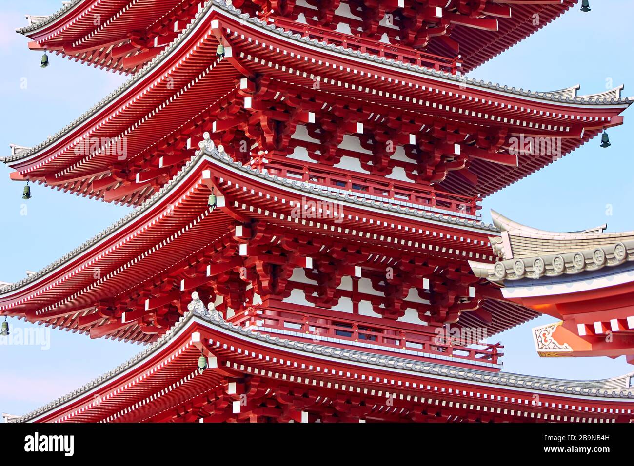 Huge red pagoda on a sunny day in Tokyo Stock Photo