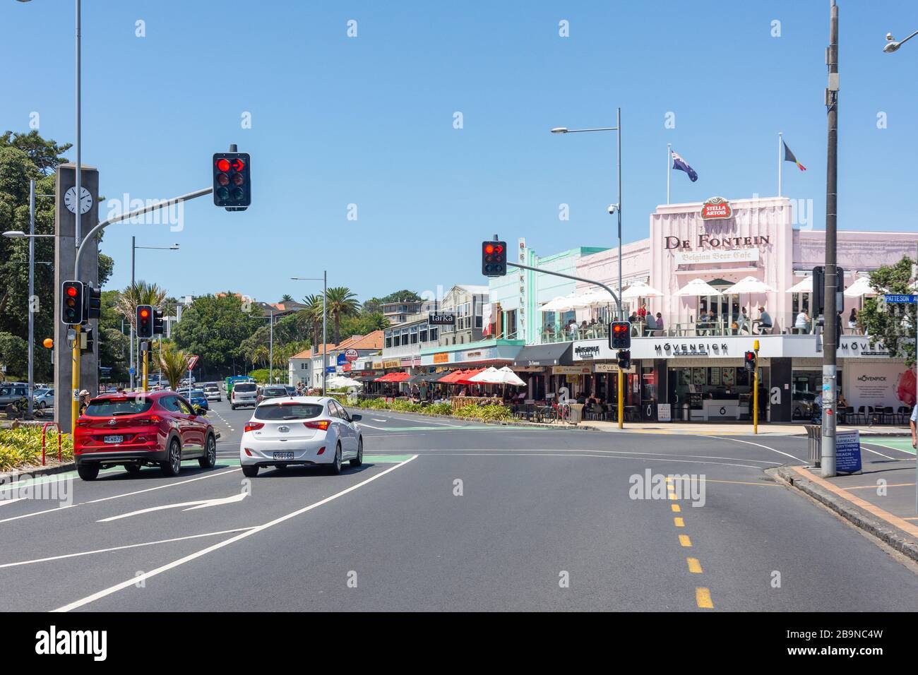 Shops and restaurants, Tamaki Drive, Mission Bay, Auckland, New Zealand Stock Photo